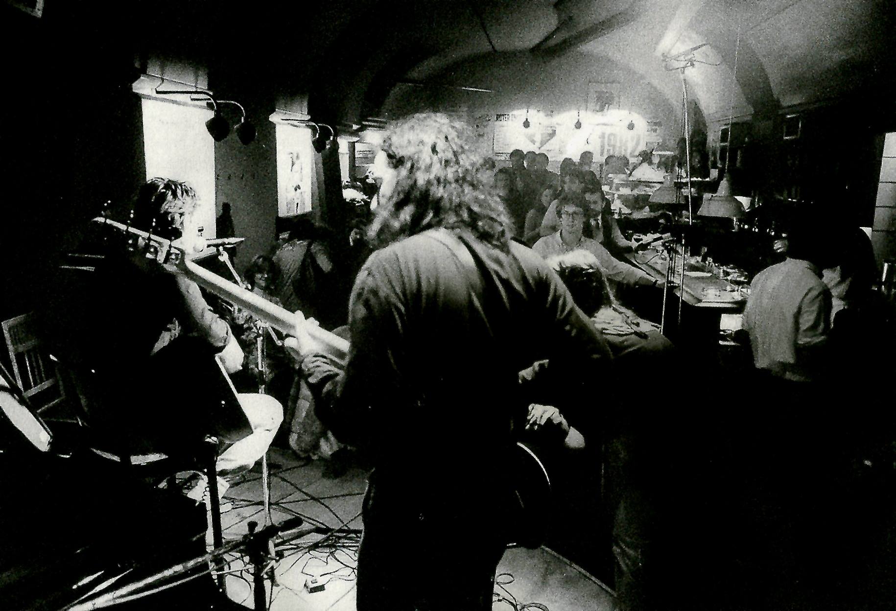 Weiteres B&uuml;hnenfoto von Leo Bei im Roten Engel 1982.